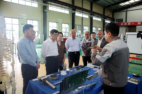 何維在甘肅調(diào)研新材料創(chuàng)新發(fā)展